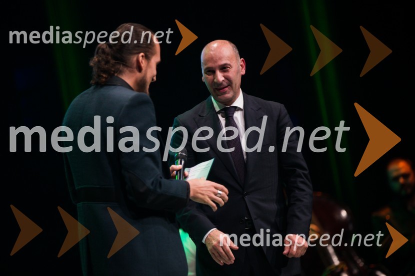  Vid  Valič, stand-up komik, voditelj;  Marjan  Batagelj, predsednik upravnega odbora, Postojnska jama48. podelitev nagrad Gospodarske zbornice Slovenije