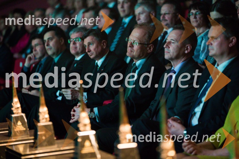  Mitja Bervar, predsednik Državnega sveta Republike Slovenije;  Samo Hribar Milič, generalni direktor GZS;  Borut Pahor, predsednik Republike Slovenije;  Janez  Škrabec, direktor Riko d.o.o., predsednik Slovensko-ruskega poslovnega sveta, predsednik Lions kluba Ljubljana Iliria;  Borut  Triplat, OMCO Feniks Slovenija48. podelitev nagrad Gospodarske zbornice Slovenije