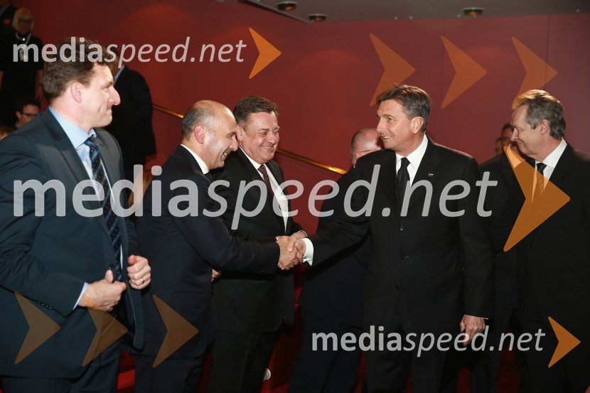  Andrej  Poklič, GKN Driveline Slovenija;  Marjan  Batagelj, predsednik upravnega odbora, Postojnska jama;  Zoran Janković, župan, Mestna občina Ljubljana;  Borut Pahor, predsednik Republike Slovenije;  Marjan  Mačkošek, direktor Štore Steel in predsednik GZS48. podelitev nagrad Gospodarske zbornice Slovenije