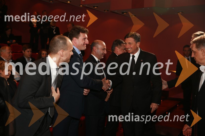  Miran  Rauter, HERMI;  Andrej  Poklič, GKN Driveline Slovenija;  Marjan  Batagelj, predsednik upravnega odbora, Postojnska jama;  Borut Pahor, predsednik Republike Slovenije48. podelitev nagrad Gospodarske zbornice Slovenije