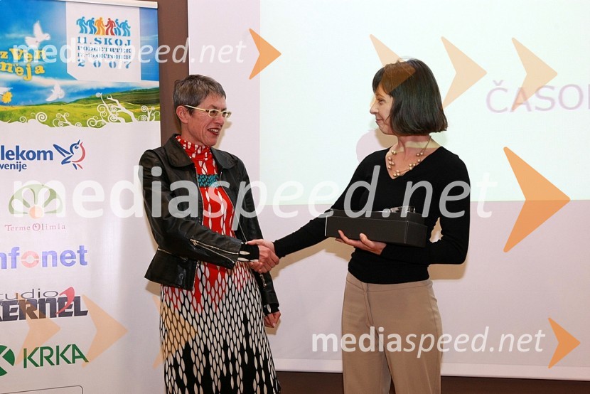 Podelitev nagrad Papirus: Bojana Leskovar, Mercator in Vesna Petkovšek, podpredsednica PRSS in članica žirije11.SKOJ (Slovenska konferenca o odnosih z javnostmi) 2007, 2.dan