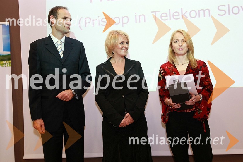 Podelitev nagrad Prizma 2007: Sandi Salkič, vodja službe za odnose z javnostmi pri Petrolu in podpredsednik PRSS (Slovensko društvo za odnose z javnostmi), Simona Rodež, predsednica žirije Prizma 2007, Martina Merslavič, Pristop11.SKOJ (Slovenska konferenca o odnosih z javnostmi) 2007, 2.dan