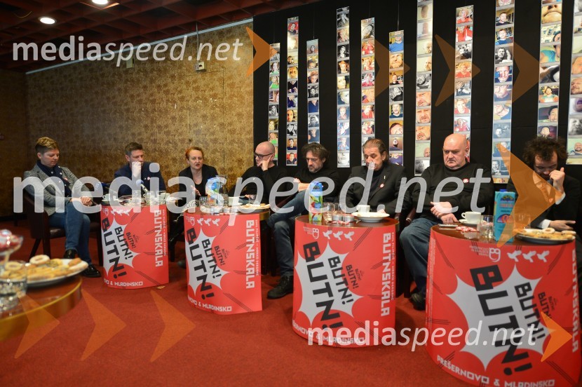  Mirjam Drnovšček, direktorica Prešernovega gledališča Kranj;  Tibor Mihelič Syed, direktor, Slovensko mladinsko gledališče;  Marinka Poštrak,  umetniška vodja Prešernovega gledališča Kranj;  Goran Injac, umetniški vodja, Slovensko mladinsko gledališče;  Vito Taufer, režiser;  Emil  Filipčič, režiser;  Marko  Derganc, igralec in pisatelj;  Blaž Šef, igralecButnskala, novinarska konferenca pred premiero predstave