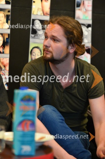  Stane Tomazin, igralecButnskala, novinarska konferenca pred premiero predstave