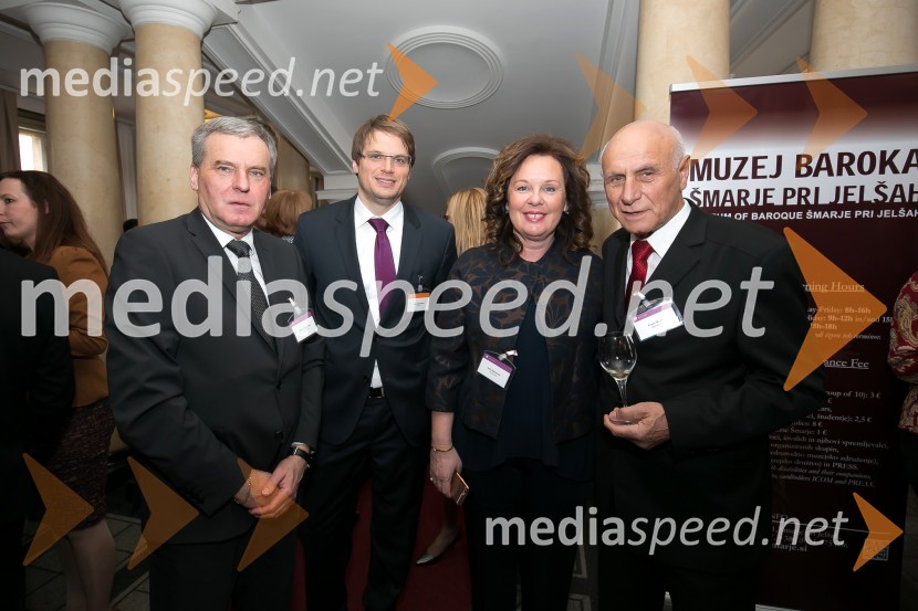  Žarko Kodermac, podžupan, Občina Brda;  Miha Valentinčič, direktor Razvoja energetike in okolja, Petrol;  Anita Manfreda, direktorica občinske uprave, Občina Brda;  Franc Mužič, župan, Občina BrdaZlati kamen 2016, podelitev priznanj