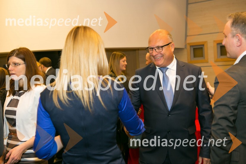  Ajša Vodnik, izvršna direktorica AmCham (Ameriška gospodarska zbornica);  Iztok Klančnik, direktor HP Slovenija, predsednik Zbora alpskih disciplin, Smučarska zveza SlovenijeAmCham Poslovni zajtrk in AmCham Fokus: korporativno upravljanje državnih in zasebnih družb