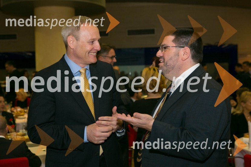  Matej Potokar, generalni direktor Microsoftove enote za storitve v Srednji in Vzhodni Evropi;  David Burger, namestnik veleposlanika ZDAAmCham Poslovni zajtrk in AmCham Fokus: korporativno upravljanje državnih in zasebnih družb