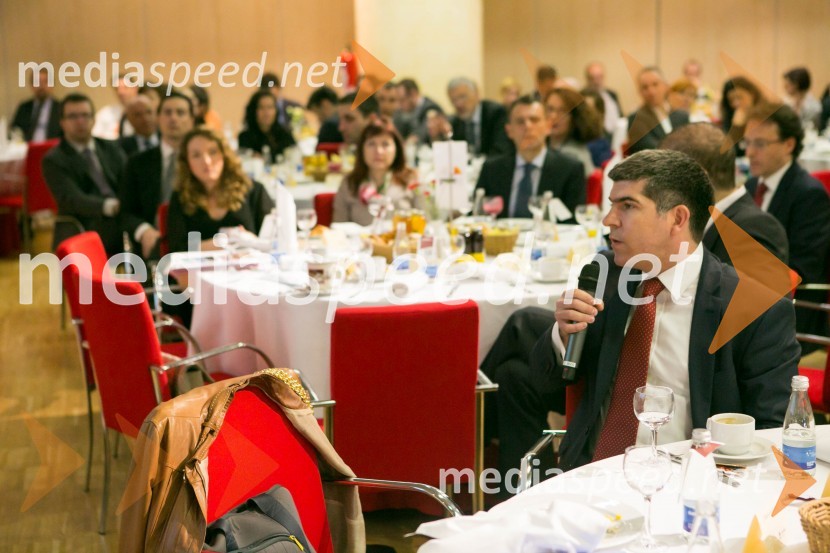  Matej Runjak, član uprave, Slovenski državni holdingAmCham Poslovni zajtrk in AmCham Fokus: korporativno upravljanje državnih in zasebnih družb