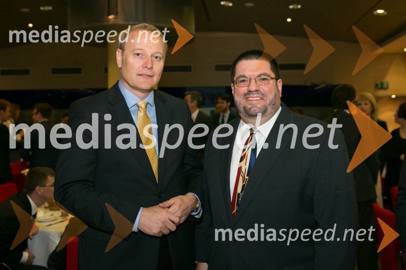  Matej Potokar, generalni direktor Microsoftove enote za storitve v Srednji in Vzhodni Evropi;  David Burger, namestnik veleposlanika ZDAAmCham Poslovni zajtrk in AmCham Fokus: korporativno upravljanje državnih in zasebnih družb