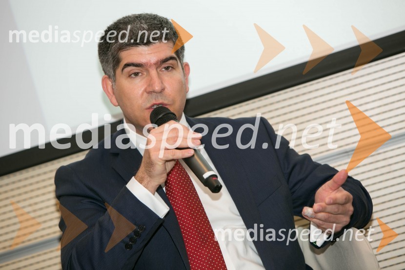  Matej Runjak, direktor, poslovno prestrukturiranje, PwC (PricewaterhouseCoopers) d.o.o.AmCham Poslovni zajtrk in AmCham Fokus: korporativno upravljanje državnih in zasebnih družb