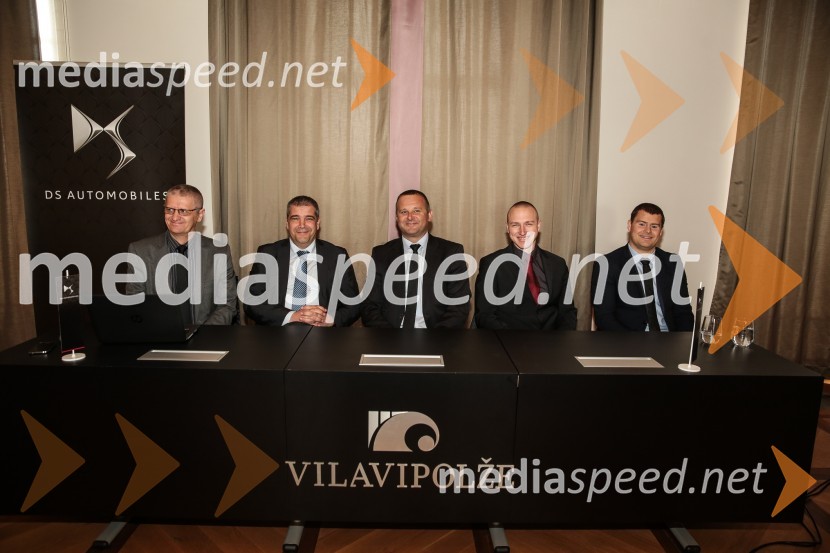  Sadko Mezgec, vodja službe za odnose z javnostmi podjetij Citroen Slovenija;  Jožko  Tomšič, generalni direktor za Citroen in DS;  Dejan Debernardi, vodja marketinga, Citroën Slovenija;  Filip Koren, direktor znamke Citroen in DS Slovenija;  ... Novi Citroen DS 3, slovenska predstavitev