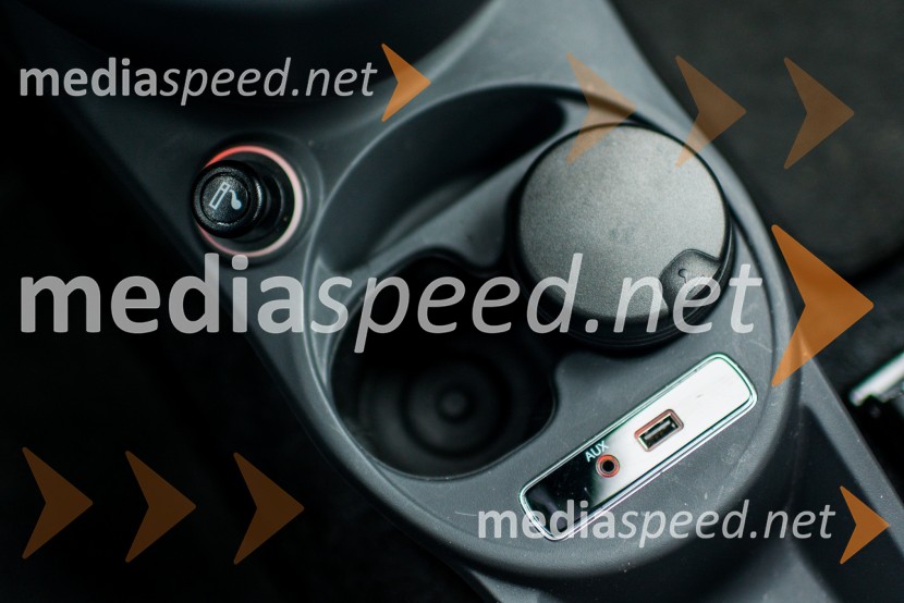 &nbsp;Fiat 500 1.2 8V Lunge, priključki za zunanje napraveFiat 500 1.2 8V Lunge, mediaspeed test