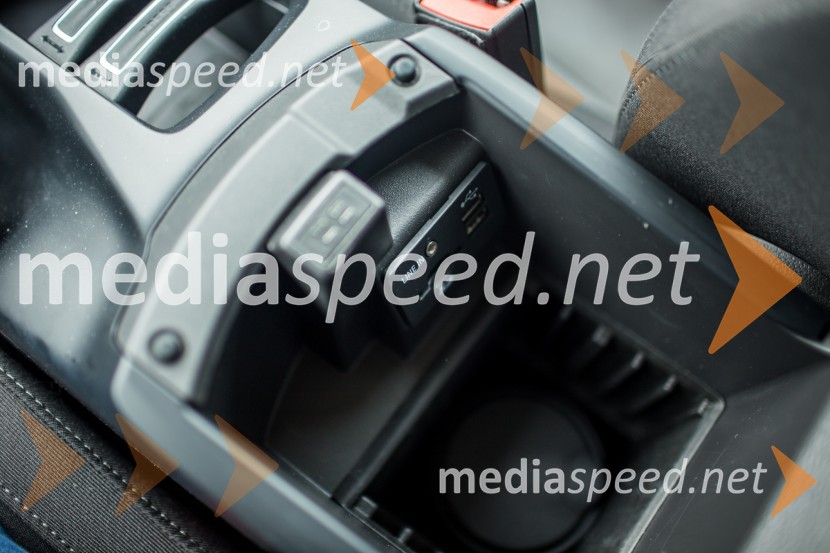 Ford Grand C-Max Titanium 1.5 EcoBoost, predal v naslonu za roke z medijskimi vtičnicamiFord Grand C-Max 1.5 EcoBoost Titanium , mediaspeed test