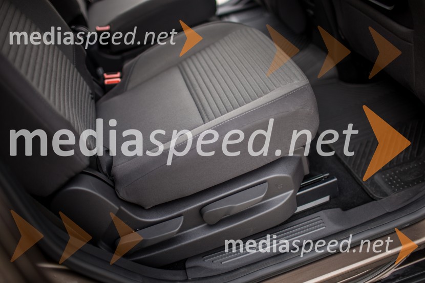 Ford Grand C-Max Titanium 1.5 EcoBoost, v desnem shranimo sredinski sedežFord Grand C-Max 1.5 EcoBoost Titanium , mediaspeed test