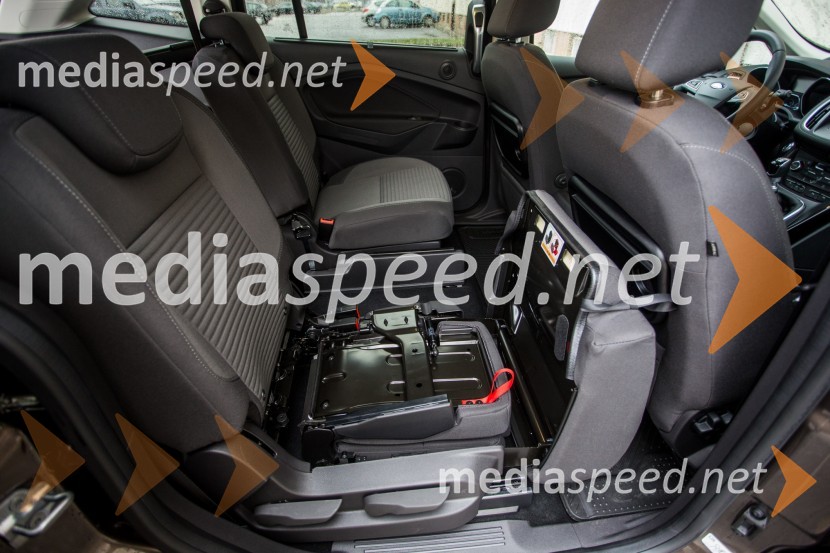 Ford Grand C-Max Titanium 1.5 EcoBoost, shranjevanje sredinskega sedežaFord Grand C-Max 1.5 EcoBoost Titanium , mediaspeed test
