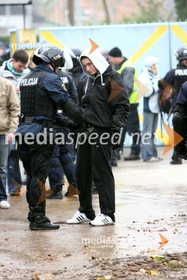 Navijači NK Olimpija in policistiNogometna tekma, Slovenski pokal, NK Maribor proti NK Olimpija