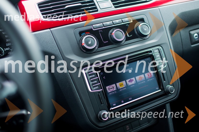 Volkswagen Caddy 2.0 TDI Trendline, zaslon je v Caddyju nižje kot pri TouranuVolkswagen Caddy 2.0 TDI Trendline, mediaspeed test