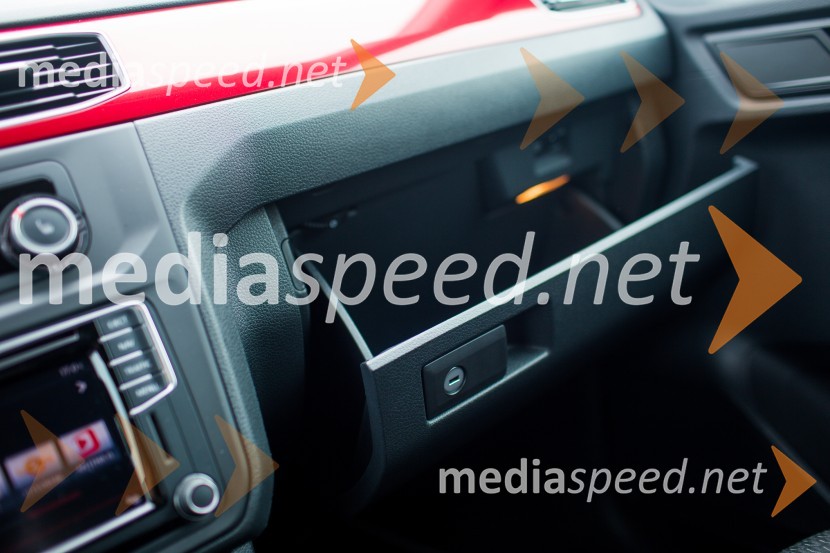 Volkswagen Caddy 2.0 TDI Trendline, velik predal pred sovoznikomVolkswagen Caddy 2.0 TDI Trendline, mediaspeed test