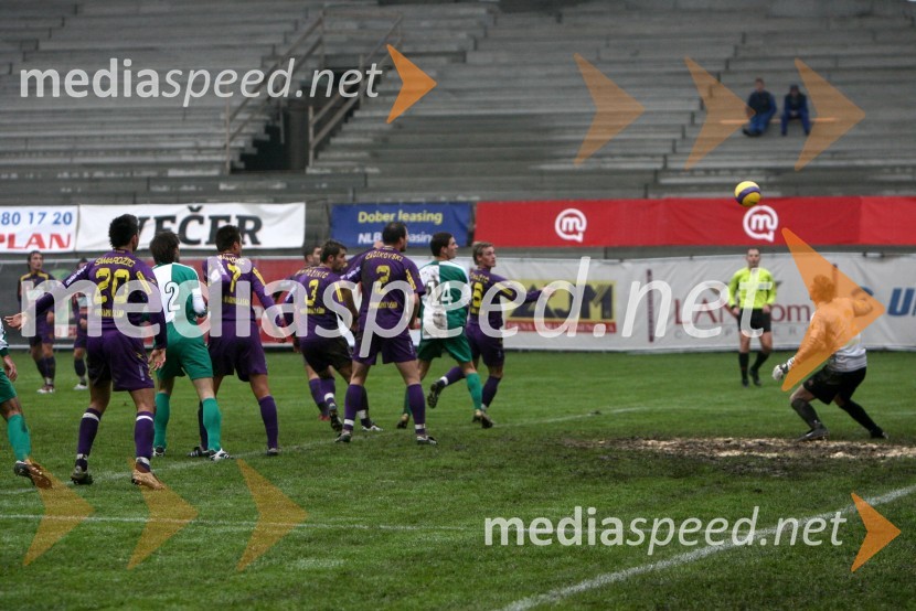 Nogometna tekma 
Nogometna tekma, Slovenski pokal, NK Maribor proti NK Olimpija