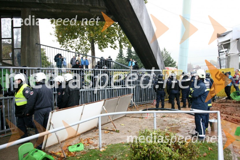 Odstranitev navijačev NK Olimpija 
Nogometna tekma, Slovenski pokal, NK Maribor proti NK Olimpija