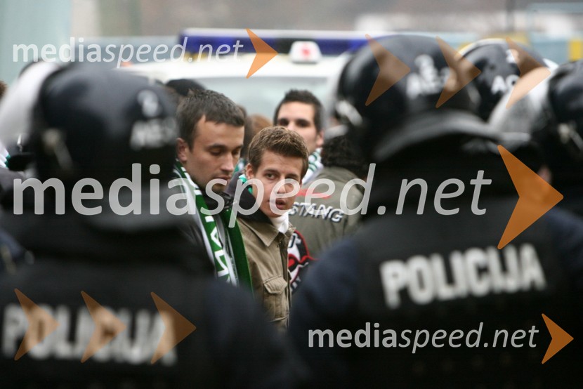 Navijači NK Olimpija in policistiNogometna tekma, Slovenski pokal, NK Maribor proti NK Olimpija