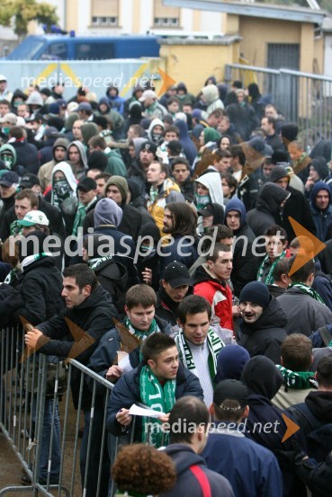 Odstranitev navijačev NK Olimpija iz stadionaNogometna tekma, Slovenski pokal, NK Maribor proti NK Olimpija