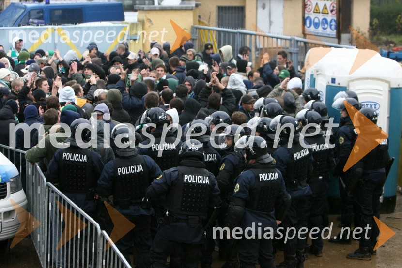 Odstranitev navijačev NK Olimpija iz stadionaNogometna tekma, Slovenski pokal, NK Maribor proti NK Olimpija