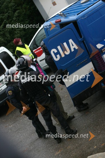 Odstranitev navijačev NK Olimpija iz stadionaNogometna tekma, Slovenski pokal, NK Maribor proti NK Olimpija