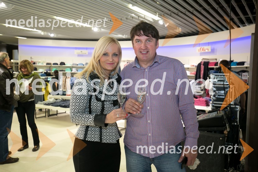 dr. Jerneja Jager, izvršna direktorica divizije Modiana, Mercator d.d.;  Frenk Derenda, glasbenikPredstavitev ponudbe moških oblačil sezone pomlad-poletje v blagovnici Maxi