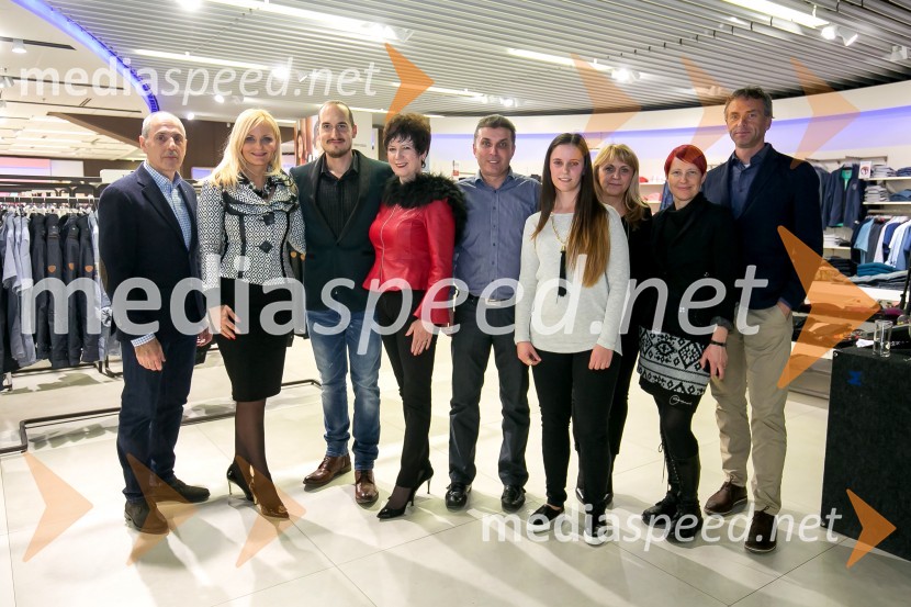  Jože Ban, direktor maloprodaje, Modiana; dr. Jerneja Jager, izvršna direktorica divizije Modiana, Mercator d.d.;  Vid  Valič, stand-up komik, voditelj;  Mirjana Čavničar, direktorica podpornih funkcij, Modiana;  Dominik  Tominec, vodja moškega oddelka Maxi;  Jasmina Žižak, marketing, divizija Modiana, Mercator, d.d.;  Nada Šepec, koordinator maloprodajne mreže, divizija Modiana, Mercator;  Urška Zupanc Lasič, vodja programa moške konfekcije, Modiana;  Mitja Zrim, komercialni direktor divizije ModianaPredstavitev ponudbe moških oblačil sezone pomlad-poletje v blagovnici Maxi