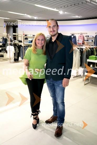  Nuša Derenda, pevka;  Vid  Valič, stand-up komik, voditeljPredstavitev ponudbe moških oblačil sezone pomlad-poletje v blagovnici Maxi