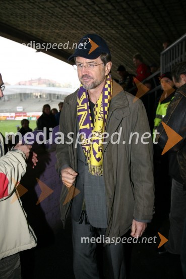 Lojze Peterle, evroposlanec in kandidat za predsednika RSNogometna tekma, Slovenski pokal, NK Maribor proti NK Olimpija