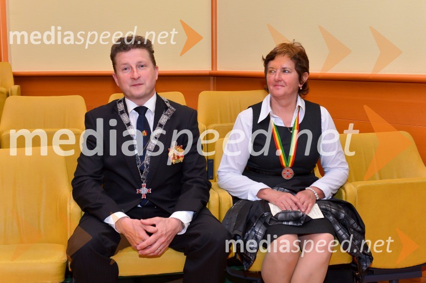  Danilo Steyer,  Steyer Vina; redovni enolog, Legatura za Pomurje, Evropski red vitezov vina, Konzulat za Slovenijo ;  Marika Feher, članica, Legatura za Pomurje, Evropski red vitezov vina, Konzulat za Slovenijo Viteška svečanost ob ustanovitvi Legature za Pomurje