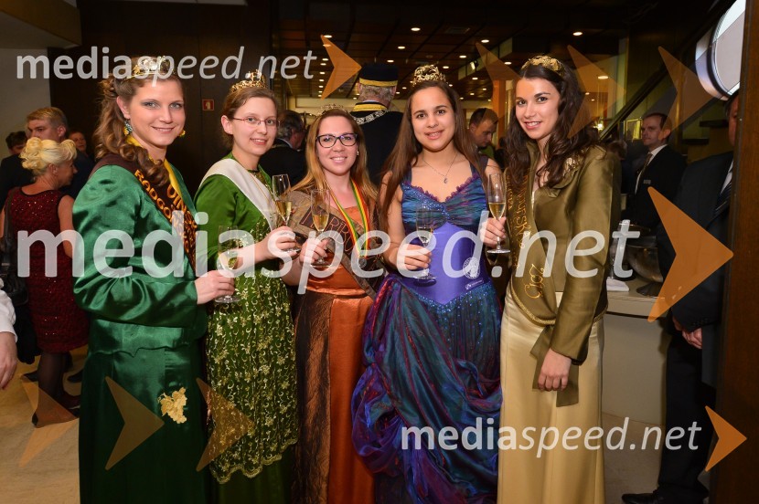  Anja Trstenjak, vinska kraljica Radgonsko-Kapelskih goric;  ... ;  Urška Bračko, Mariborska vinska kraljica (2014 - 2016);  Sara Stadler, Vinska kraljica Slovenije 2016;  ... Viteška svečanost ob ustanovitvi Legature za Pomurje