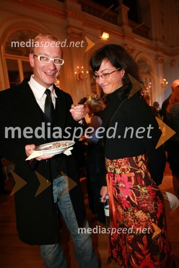 Uroš Smolej, igralec in dobitnik nagrade za igro in Simona Belle, odnosi z javnostmi MGL42. Borštnikovo srečanje 2007, podelitev Borštnikovovega prstana