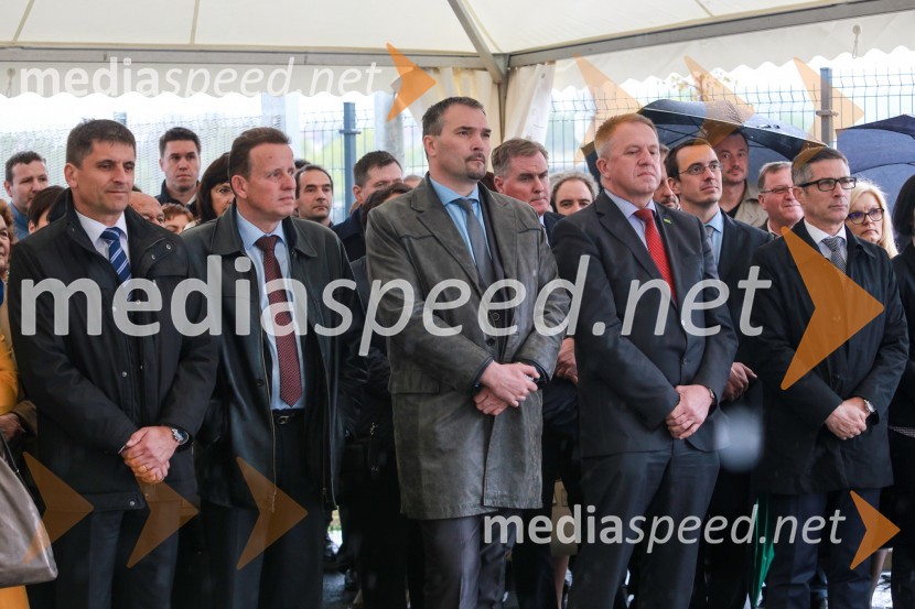  Cvetko  Sršen, direktor poslovne enote Celje,  Pošta Slovenije;  Bojan Šrot, župan MO Celje; mag. Andrej Rihter, namestnik generalnega direktorja, Pošta Slovenije;  Zdravko Počivalšek, minister za gospodarski razvoj in tehnologijo; mag. Boris Novak, generalni direktor, Pošta SlovenijePošta Slovenije odprla nov regijski center v Celju