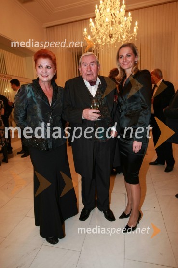 Milena Morača, operna pevka, Jurij Souček, igralec in Katarina Kresal, predsednica LDS42. Borštnikovo srečanje 2007, podelitev Borštnikovovega prstana