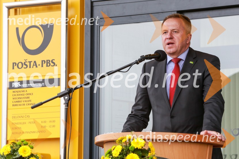  Zdravko Počivalšek, minister za gospodarski razvoj in tehnologijoPošta Slovenije odprla nov regijski center v Celju