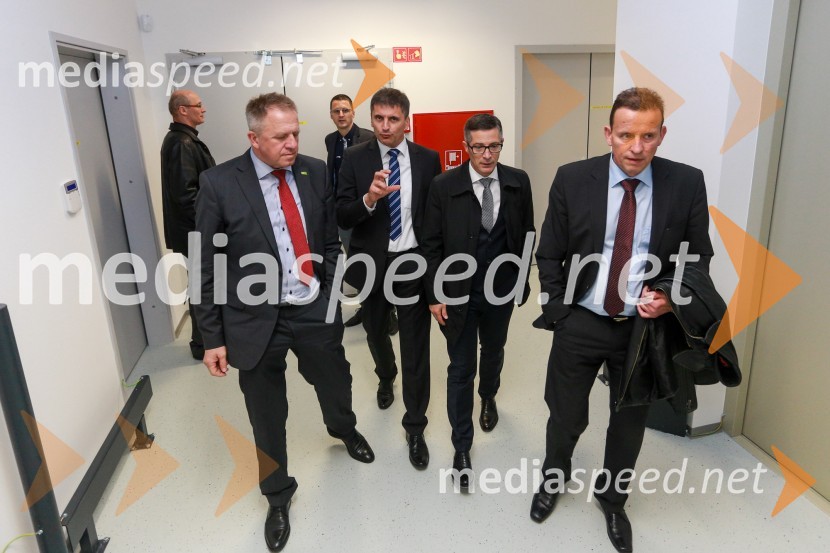  Zdravko Počivalšek, minister za gospodarski razvoj in tehnologijo;  Cvetko  Sršen, direktor poslovne enote Celje,  Pošta Slovenije; mag. Andrej Rihter, namestnik generalnega direktorja, Pošta Slovenije;  Bojan Šrot, župan MO CeljePošta Slovenije odprla nov regijski center v Celju