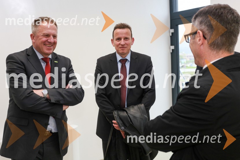  Zdravko Počivalšek, minister za gospodarski razvoj in tehnologijo;  Bojan Šrot, župan MO CeljePošta Slovenije odprla nov regijski center v Celju