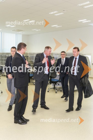  Cvetko  Sršen, direktor poslovne enote Celje,  Pošta Slovenije;  Zdravko Počivalšek, minister za gospodarski razvoj in tehnologijo; mag. Andrej Rihter, namestnik generalnega direktorja, Pošta Slovenije;  Bojan Šrot, župan MO CeljePošta Slovenije odprla nov regijski center v Celju