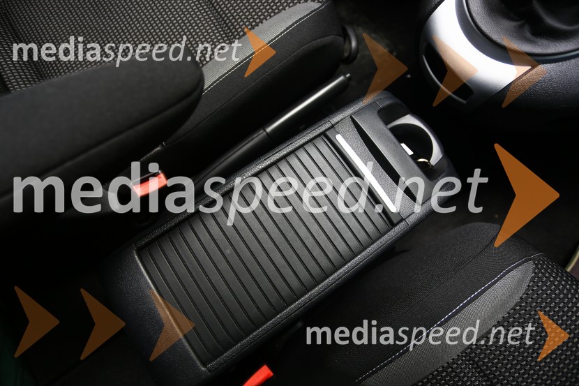 Peugeot Partner Tepee Allure 1.6 BlueHDi 120 EUR6, odlagalni predal med sprednjima sedežemaPeugeot Partner Tepee Allure 1.6 BlueHDi 120 EUR6, mediaspeed test