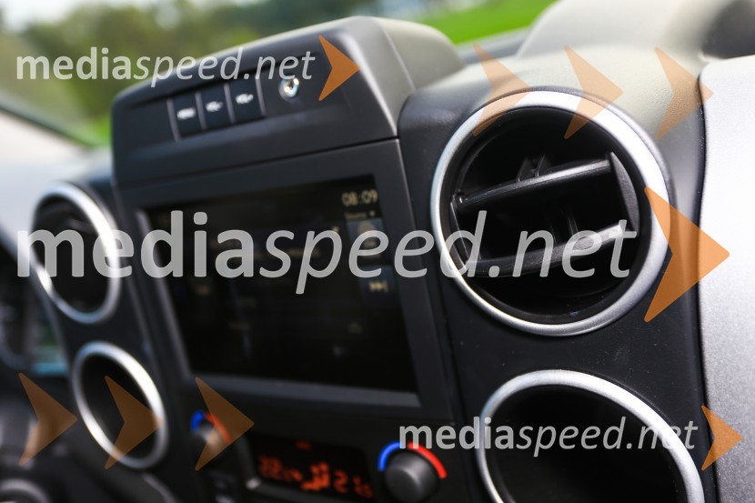 Peugeot Partner Tepee Allure 1.6 BlueHDi 120 EUR6, sredinski del kokpita z zaslonom na dotikPeugeot Partner Tepee Allure 1.6 BlueHDi 120 EUR6, mediaspeed test