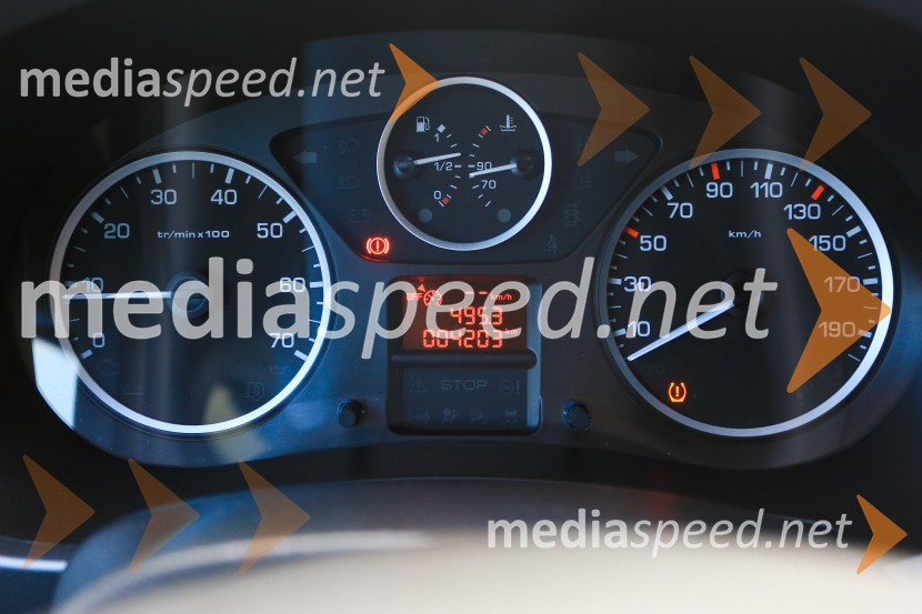 Peugeot Partner Tepee Allure 1.6 BlueHDi 120 EUR6, klasični merilnikiPeugeot Partner Tepee Allure 1.6 BlueHDi 120 EUR6, mediaspeed test