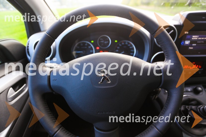 Peugeot Partner Tepee Allure 1.6 BlueHDi 120 EUR6, primerno zadebeljen volanski obročPeugeot Partner Tepee Allure 1.6 BlueHDi 120 EUR6, mediaspeed test