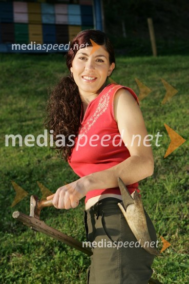 Milena iz Mislinje, aprilKoledar Lepotice slovenskih kmetij 2005