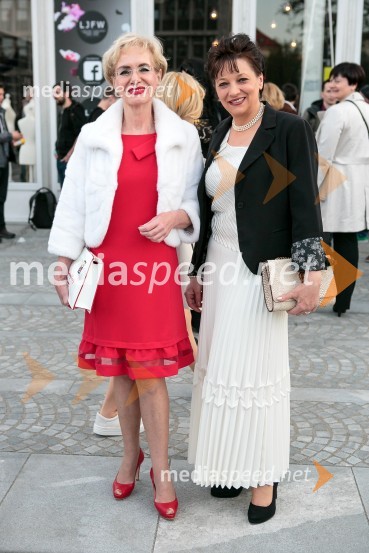  Metka  Premerl, slavistka;  Andreja Vidic, plisiranje tkaninLjubljana fashion week 2016, 1. dan, obiskovalci