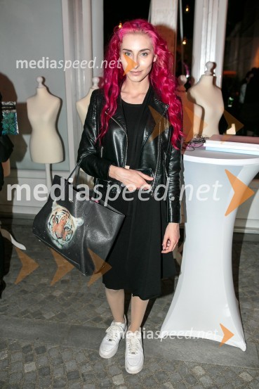  Sara Briški Cirman - Raiven, pevka, harfistka, RaivenLjubljana fashion week 2016, 1. dan, obiskovalci