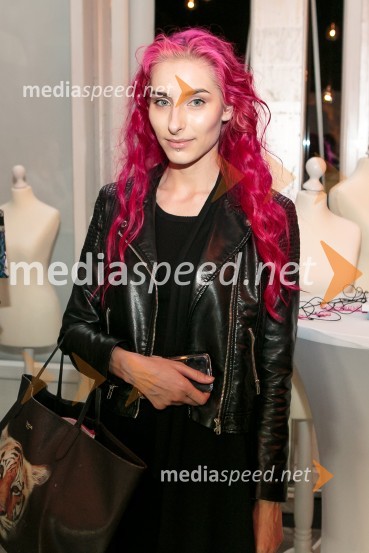  Sara Briški Cirman - Raiven, pevka, harfistkaLjubljana fashion week 2016, 1. dan, obiskovalci