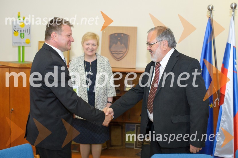   Štefan Žvab, župan občine Šentilj; prof. dr. Igor Tičar, rektor, Univerza v MariboruUniverza v Mariboru, podpis sporazuma z Občino Šentilj